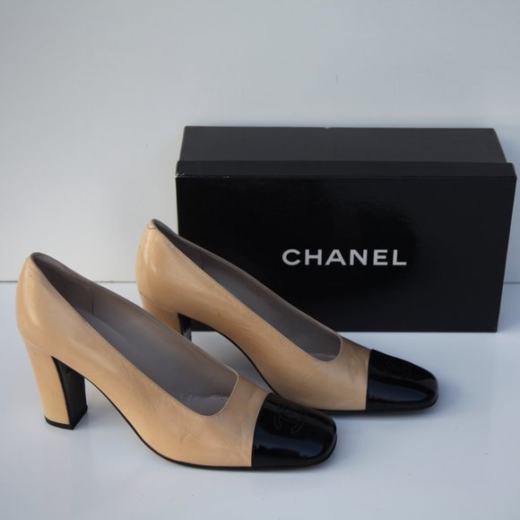 CHANEL beige leather heels with black patent toe, embroidered CCs, US 10 - Picture 6 of 7